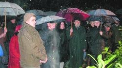 Die Gedenkveranstaltung an der ehemaligen Synagoge fand im Schneetreiben statt. Foto: Hitzeroth